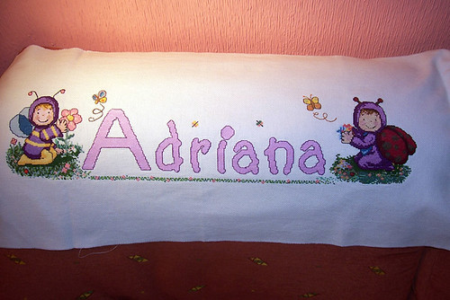 Cuadro bordado con el nombre de Adriana