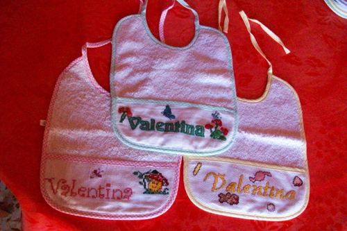Baberos bordados con el nombre de Valentina