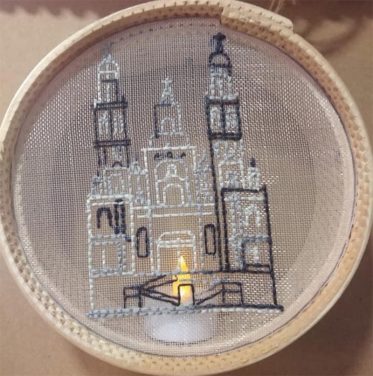 Peneira bordada con silueta de la Catedral de Santiago.